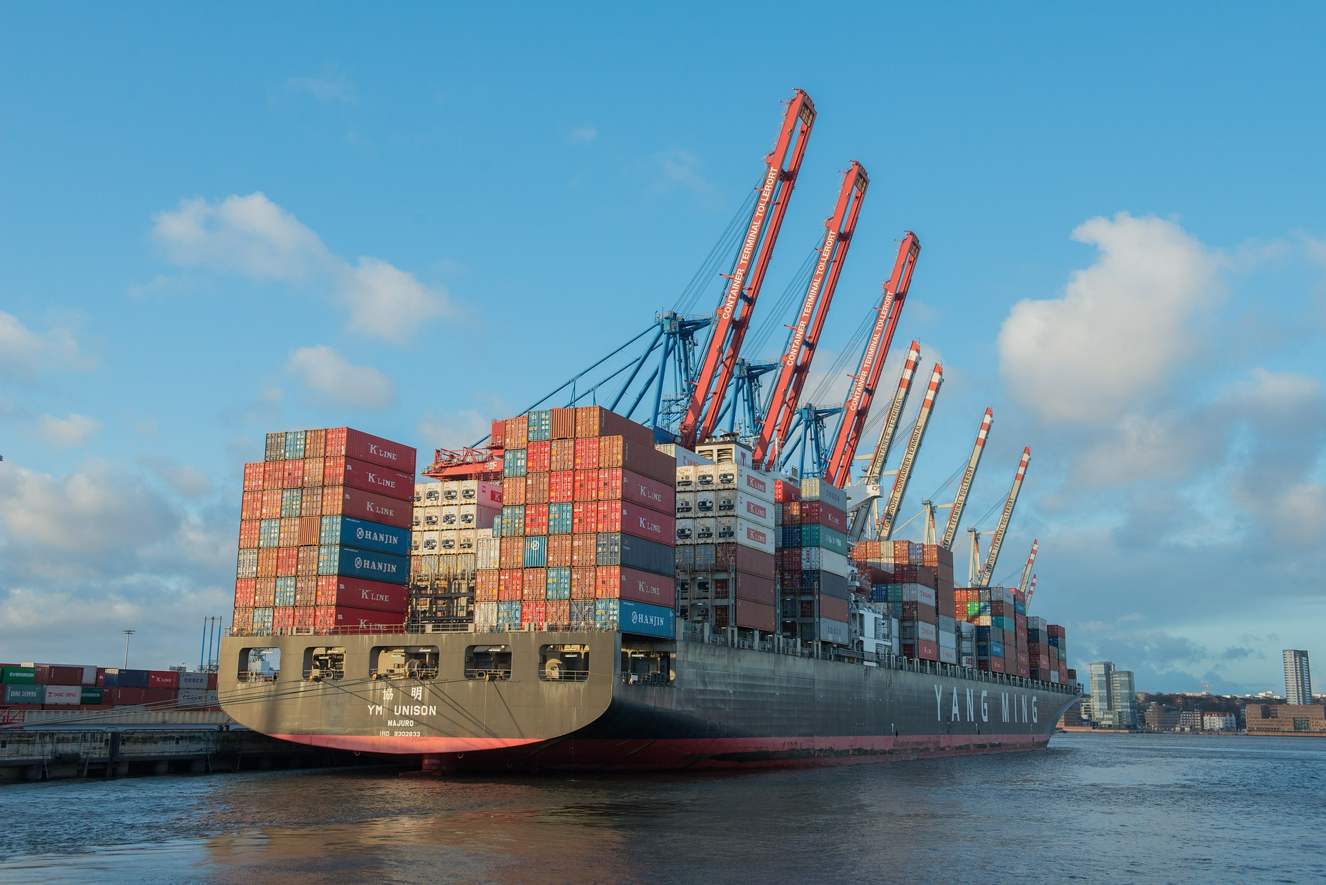 container-ship-596083_1920